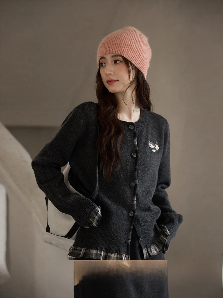 Ximen 2025 Новая осенне-зимняя коллекция: Корейский женский свитер-кардиган с пэчворком, глубоким цветочным узором, свободного кроя, с длинными рукавами и круглым вырезом
Ximen 2025 Новая осенне-зимняя коллекция: Корейский женский свитер-кардиган с пэчворком, глубоким цветочным узором, свободного кроя, с длинными рукавами и круглым вырезом