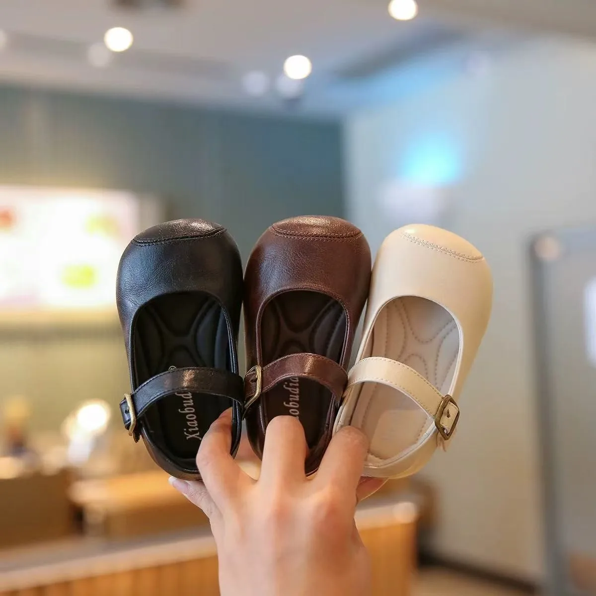 Spring New Fashionable Girls' Leather Shoes Square Mouth Retro Style BabyShoe Versatile Classic Children's Footwear
Spring New Fashionable Girls' Leather Shoes Square Mouth Retro Style BabyShoe Versatile Classic Children's Footwear