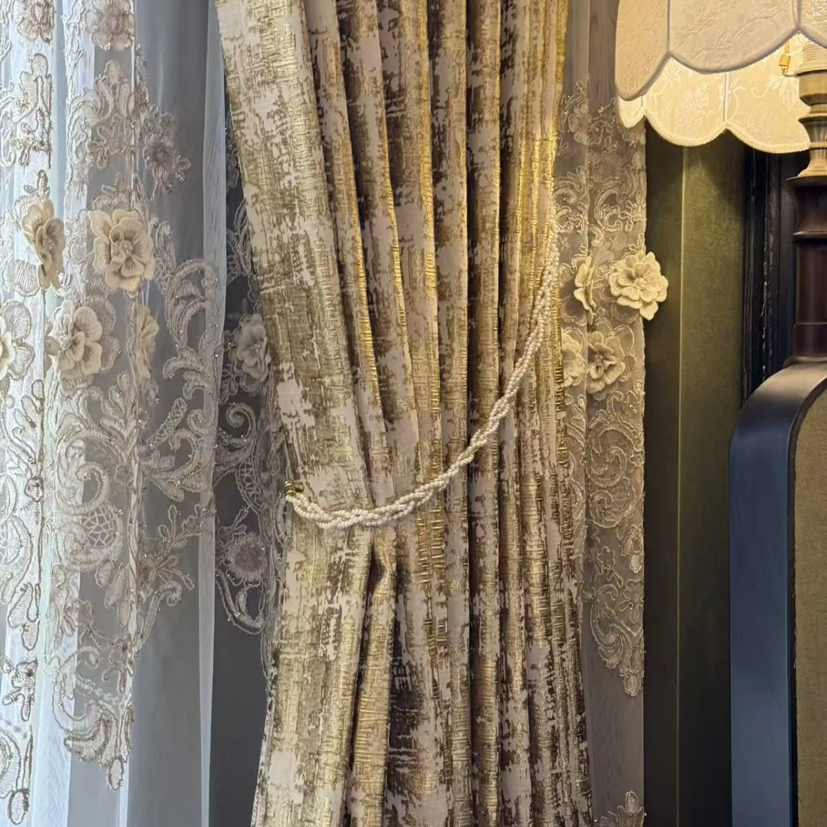 Декоративные затемняющие шторы в европейском стиле из жаккардового бархата с тиснением золотой нитью, в дворцовом стиле, для гостиной, спальни, столовой
Декоративные затемняющие шторы в европейском стиле из жаккардового бархата с тиснением золотой нитью, в дворцовом стиле, для гостиной, спальни, столовой