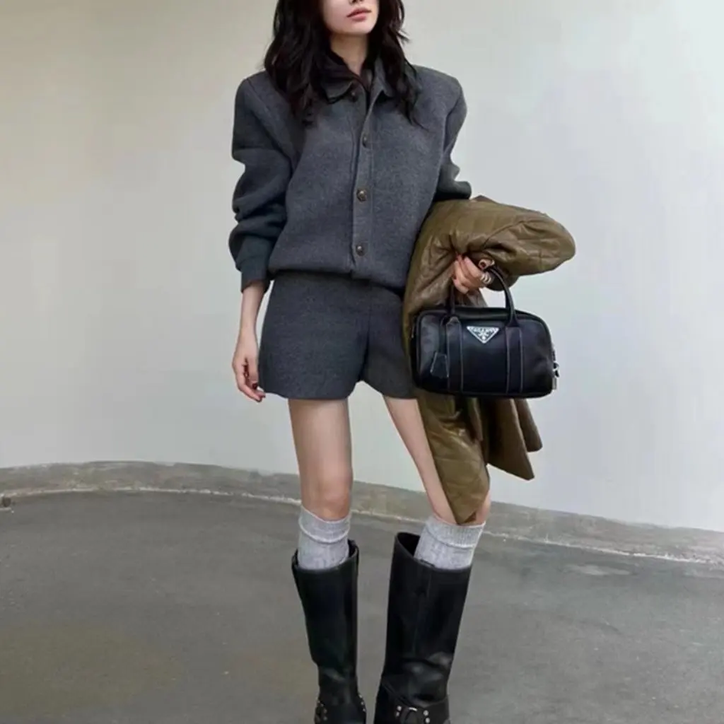 Elegant Two-Piece Knitted Cardigan Sweater Set Korean Style High Waist Casual Shorts Autumn Winter Women's Fashion
Elegant Two-Piece Knitted Cardigan Sweater Set Korean Style High Waist Casual Shorts Autumn Winter Women's Fashion