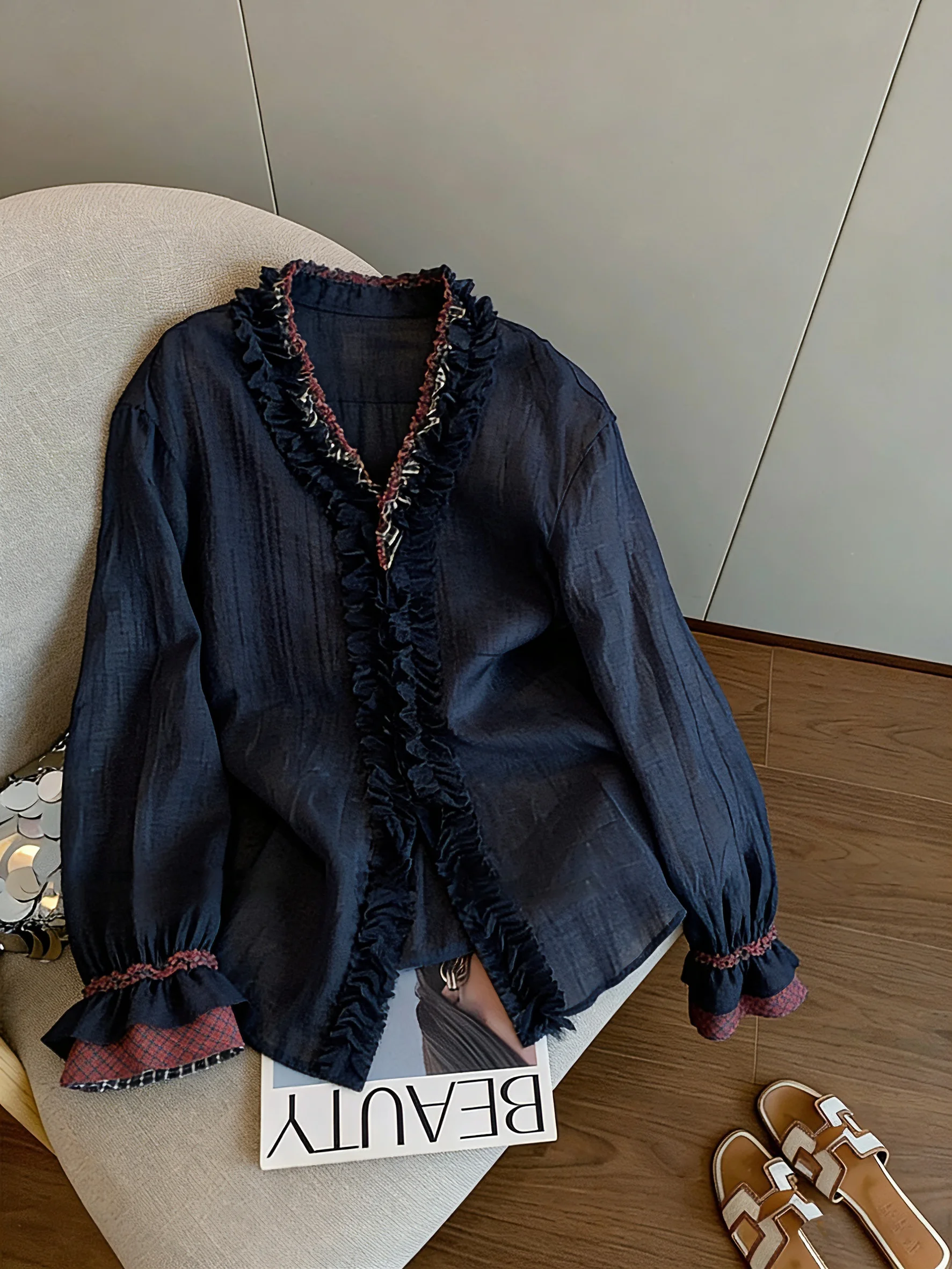 Elegant Vintage Long Sleeve V-Neck Shirt Women Casual Loose Fit Button up Top Wooden Detailing Versatile Spring Autumn Wear
Elegant Vintage Long Sleeve V-Neck Shirt Women Casual Loose Fit Button up Top Wooden Detailing Versatile Spring Autumn Wear
