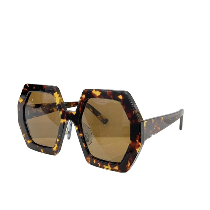 Light luxury European and American brand fashion polygonal sunglasses, big brand new vintage champagne women's sunglasses.
Light luxury European and American brand fashion polygonal sunglasses, big brand new vintage champagne women's sunglasses.