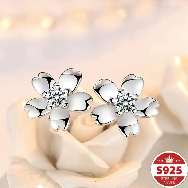 Ladies' fashionable 925 sterling silver stud earrings with a sweet floral pattern are simple and elegant, perfect for students.
Ladies' fashionable 925 sterling silver stud earrings with a sweet floral pattern are simple and elegant, perfect for students.
