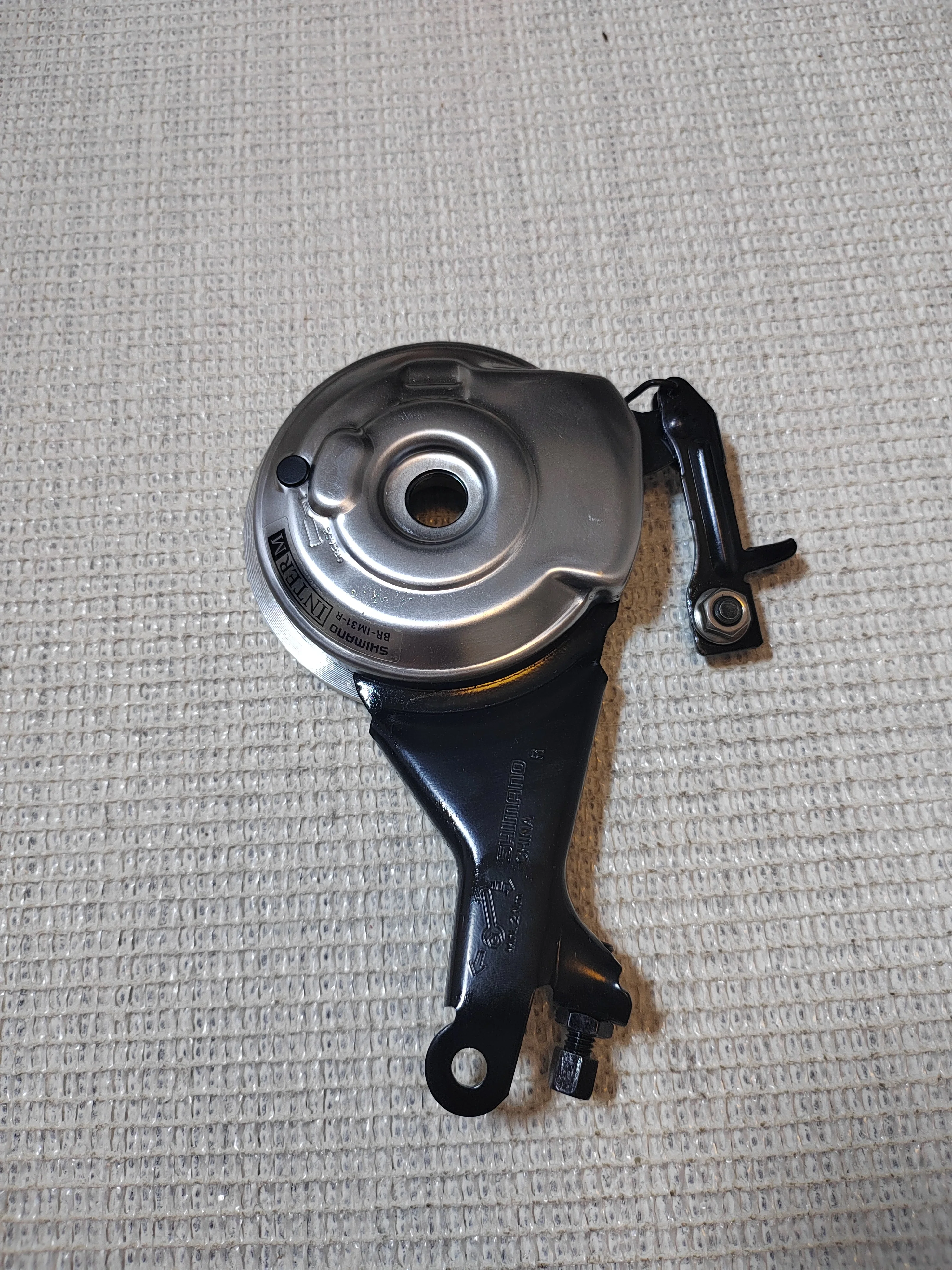 The front and rear roller brakes of the Japanese bicycle, BR-IM31-R, have a heat sink on the rear roller.
The front and rear roller brakes of the Japanese bicycle, BR-IM31-R, have a heat sink on the rear roller.