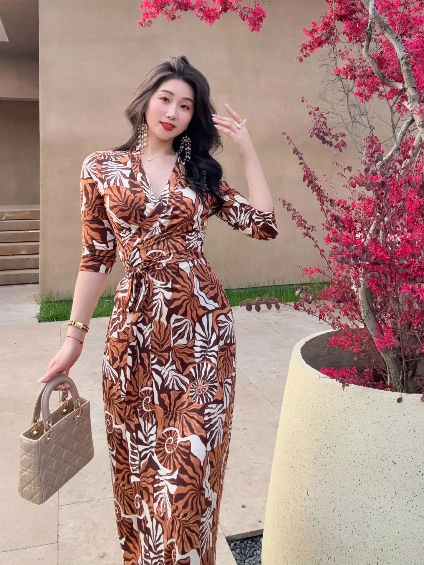 Unique One-Piece Wrap Dress with Belt V-Neck Waist-Cinching Brown Midi Skirt for Women Spring Summer Fashion Retro Style
Unique One-Piece Wrap Dress with Belt V-Neck Waist-Cinching Brown Midi Skirt for Women Spring Summer Fashion Retro Style