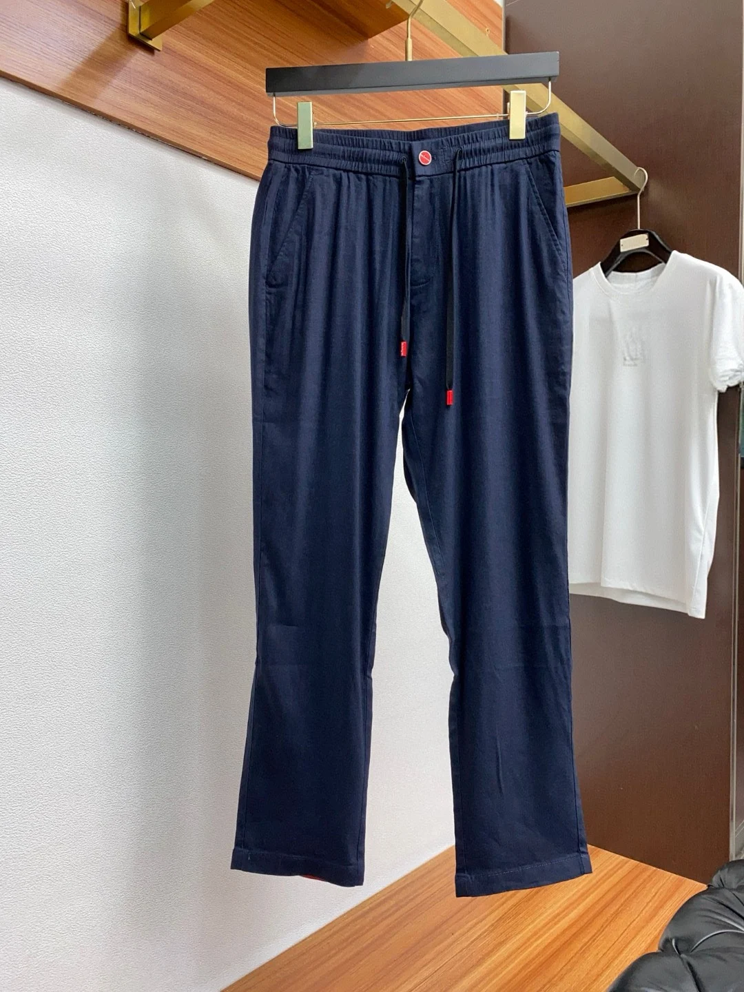 Kiton Italian cotton and linen light elastic waist tether straight casual pants
Kiton Italian cotton and linen light elastic waist tether straight casual pants