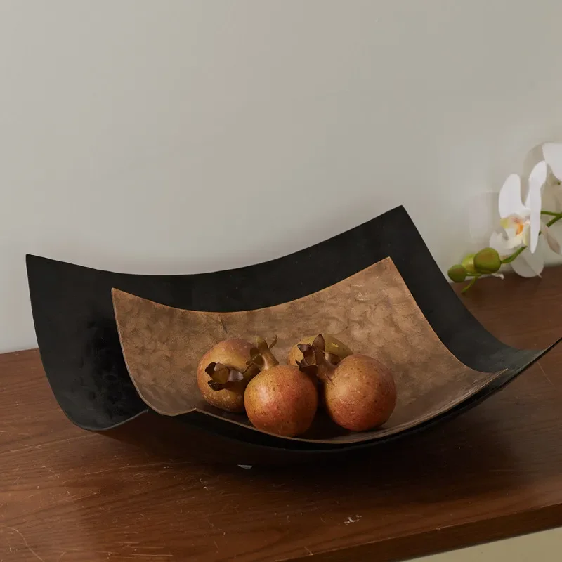 Handmade hammer pattern metal geometric fruit plate, light luxury special-shaped high-end tray
Handmade hammer pattern metal geometric fruit plate, light luxury special-shaped high-end tray