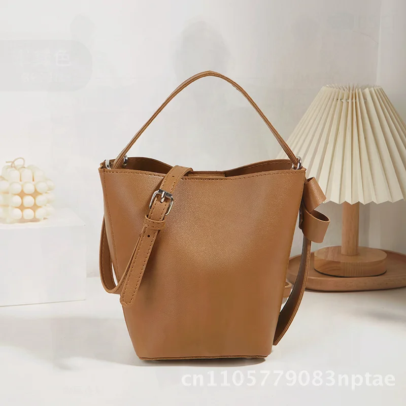 Korean Style Large Capacity Solid Color Shoulder Crossbody Bag for Women PU Leather Street Fashion Casual Outfit Bucket-Shaped
Korean Style Large Capacity Solid Color Shoulder Crossbody Bag for Women PU Leather Street Fashion Casual Outfit Bucket-Shaped
