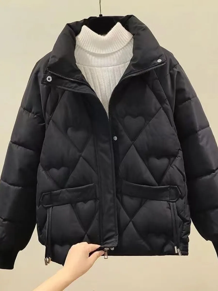 Winter New Style Loose Cotton Jacket Women's Short Warm Stand Collar Versatile Outerwear Coat Yang Jing Brand 2025 Winter Col...
Winter New Style Loose Cotton Jacket Women's Short Warm Stand Collar Versatile Outerwear Coat Yang Jing Brand 2025 Winter Col...