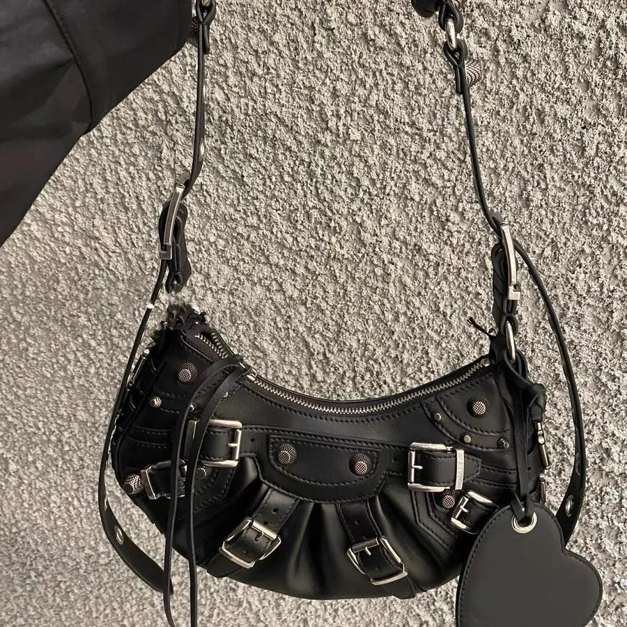 k Faion Motorcycle Design Multi-Needle Rivet Moon Tooth Bag Single oulder Crossbody Bag New Arrival Street Trend
k Faion Motorcycle Design Multi-Needle Rivet Moon Tooth Bag Single oulder Crossbody Bag New Arrival Street Trend