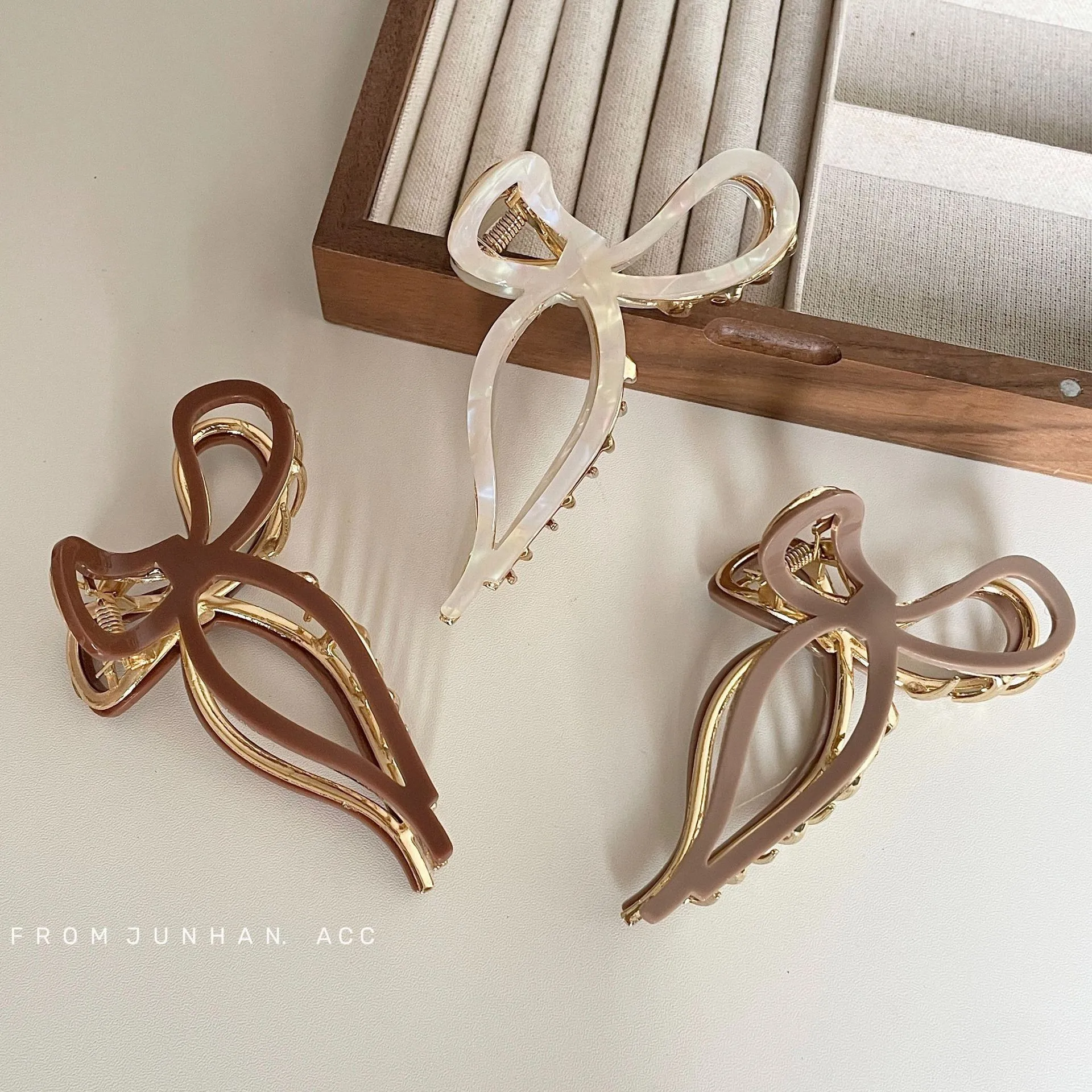 BYL Sweet Big Bow Hair Claw Clips Alloy clamps Big Sale Elegant Crab Hair Clip Shark Clips Hair Accessories for Woman Girls
BYL Sweet Big Bow Hair Claw Clips Alloy clamps Big Sale Elegant Crab Hair Clip Shark Clips Hair Accessories for Woman Girls