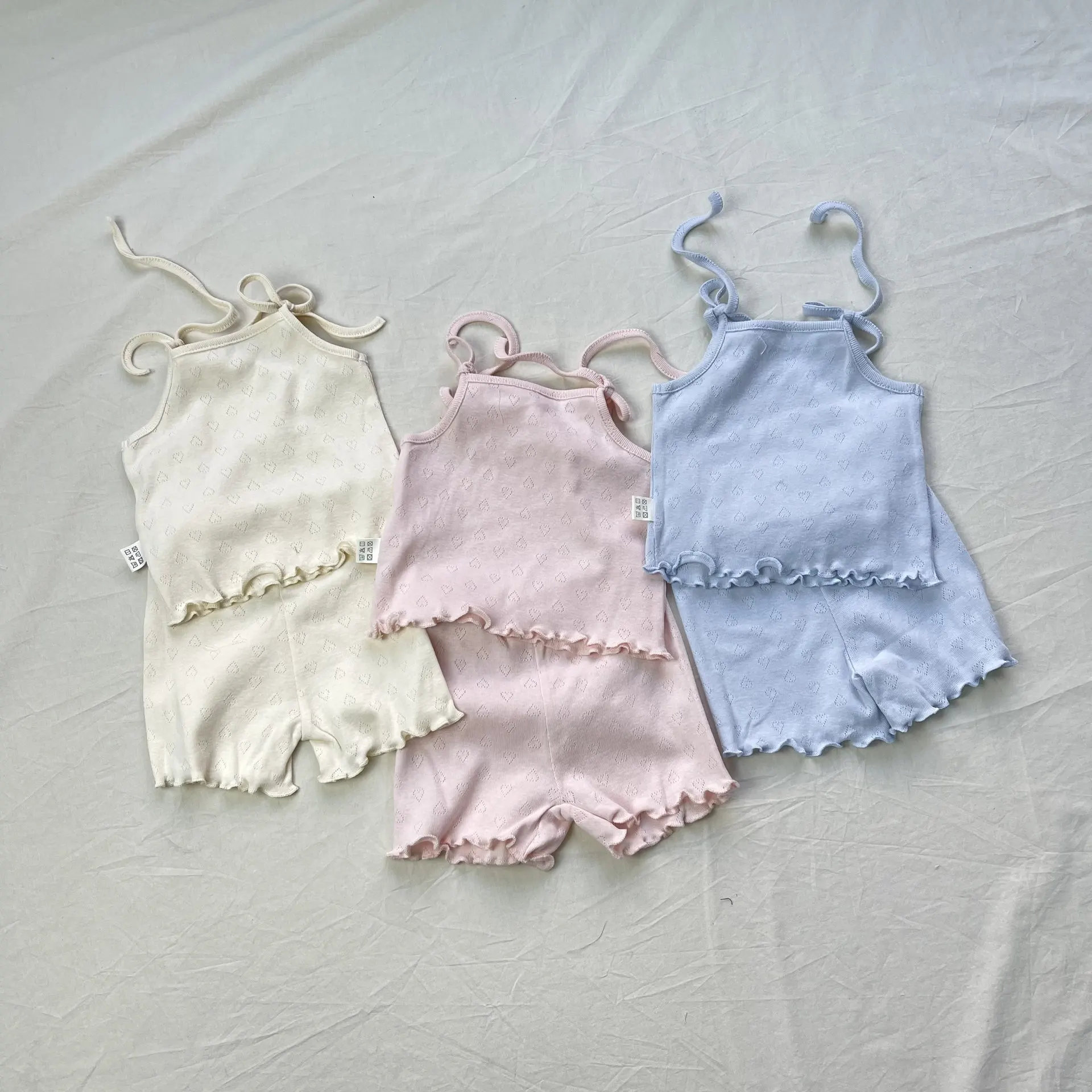 Летний новый комплект одежды для малышей 2026: милый хлопковый костюм из 2 предметов для девочек — тонкий топ на бретельках и шорты
Летний новый комплект одежды для малышей 2026: милый хлопковый костюм из 2 предметов для девочек — тонкий топ на бретельках и шорты
