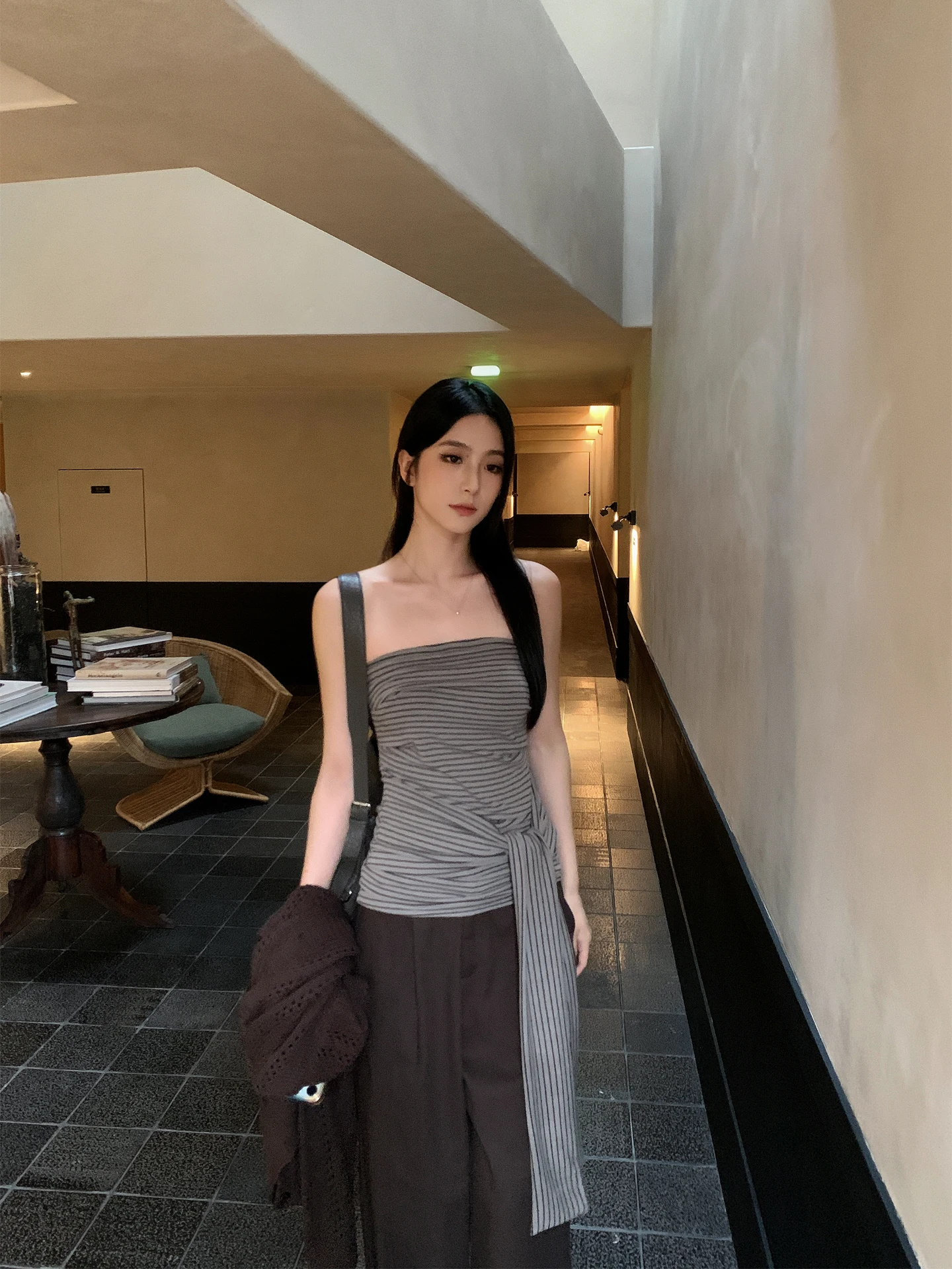 Женский облегающий вязаный топ-бюстье SMBL RAIN цвета светлого кофе с тонкими полосками, эластичный, весна 2026, новогодняя коллекция
Женский облегающий вязаный топ-бюстье SMBL RAIN цвета светлого кофе с тонкими полосками, эластичный, весна 2026, новогодняя коллекция