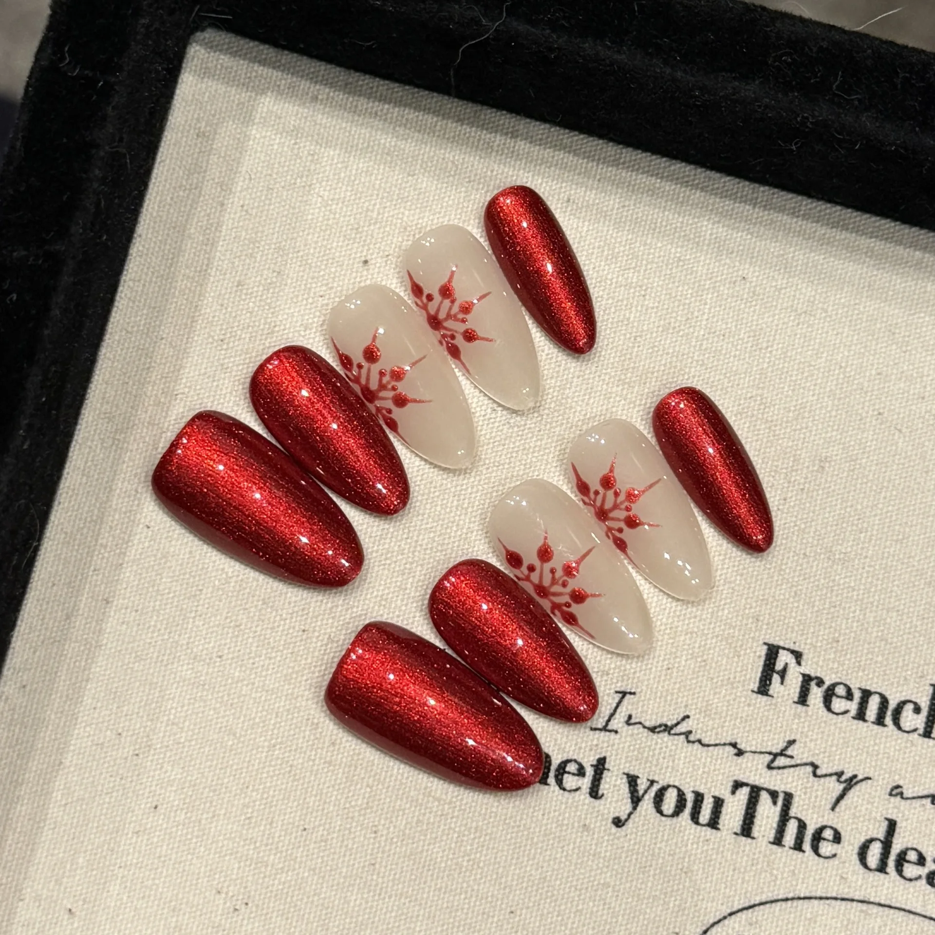 Рождественские акриловые ногти ручной работы, накладные ногти с красным кошачьим глазом, миндалевидный наконечник, носимые накладные ногти с дизайном снежинок
Рождественские акриловые ногти ручной работы, накладные ногти с красным кошачьим глазом, миндалевидный наконечник, носимые накладные ногти с дизайном снежинок
