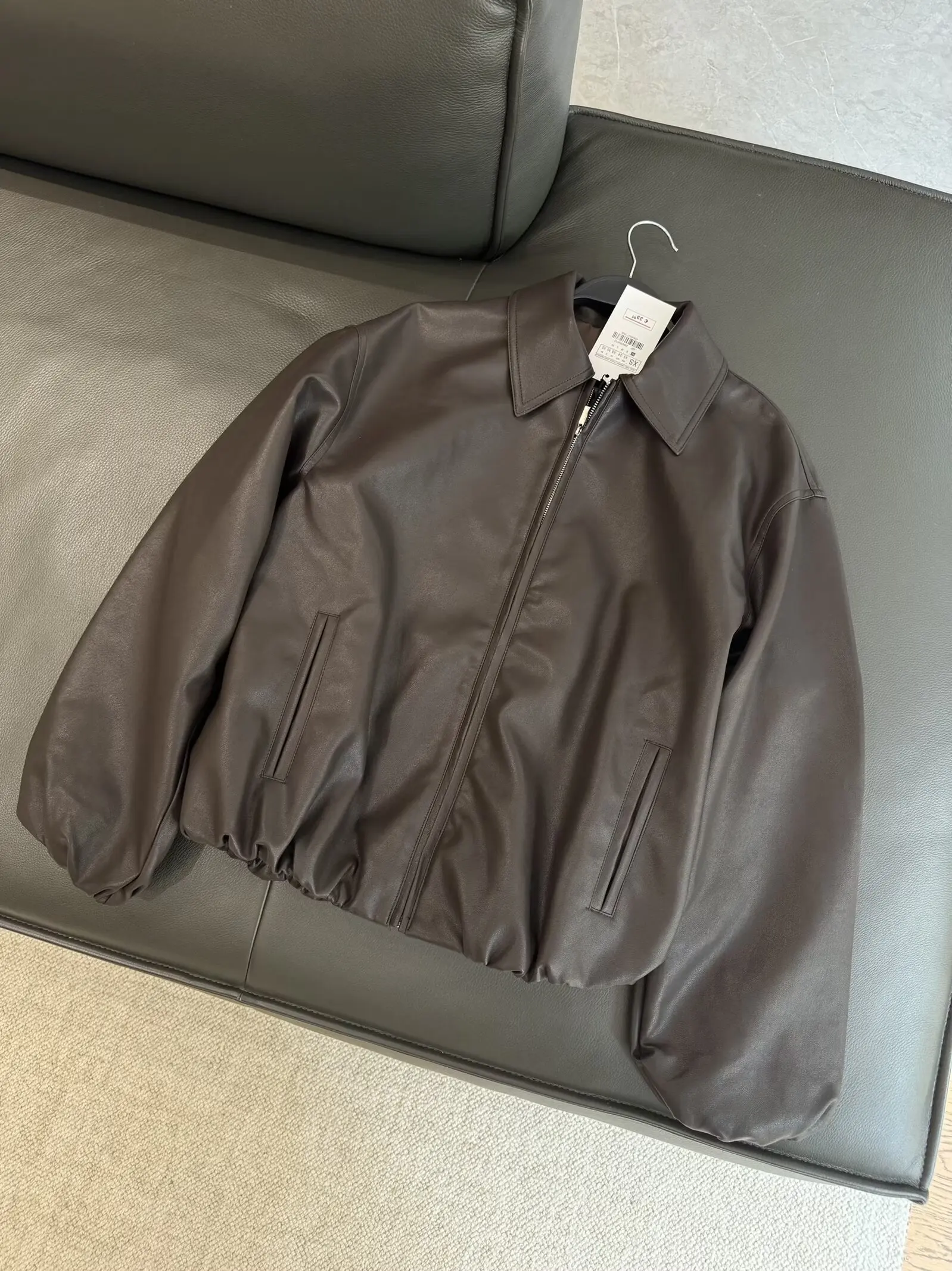 WOMAN 2026 Summer Fashion Casual Collar Imitation Leather Pilot Jacket Jacket Retro Versatile Zipper Chic Outerwear Mujer
WOMAN 2026 Summer Fashion Casual Collar Imitation Leather Pilot Jacket Jacket Retro Versatile Zipper Chic Outerwear Mujer