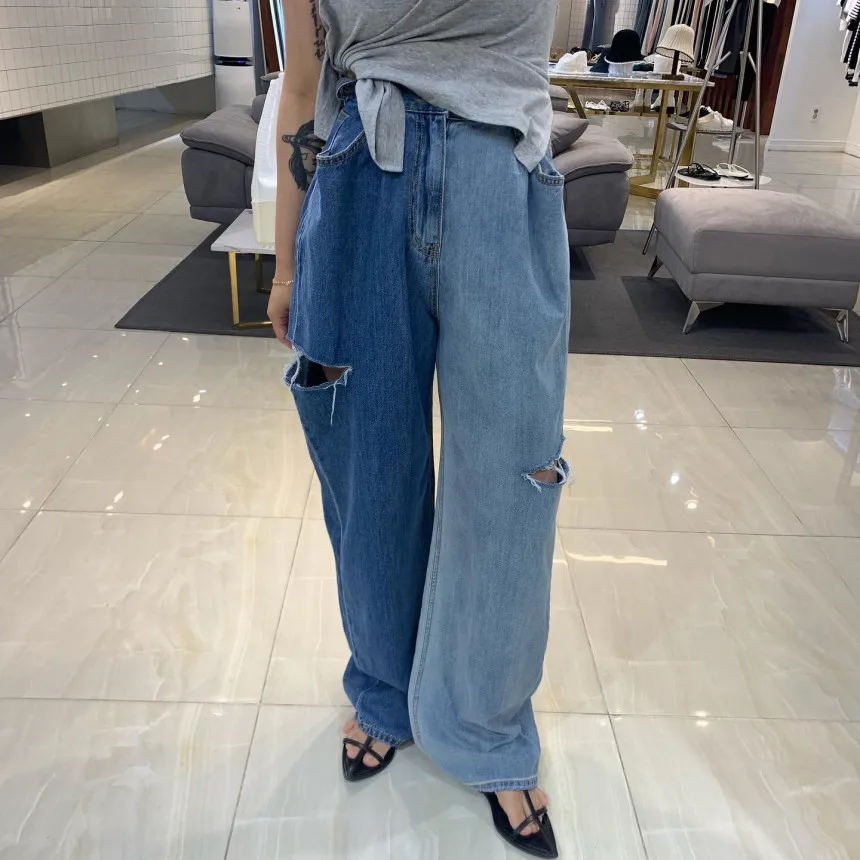 Retro Washed High Waist Wide Leg Denim Jeans Women's Loose Fit Bell Bottoms with Button Detailing And Distressed Details
Retro Washed High Waist Wide Leg Denim Jeans Women's Loose Fit Bell Bottoms with Button Detailing And Distressed Details