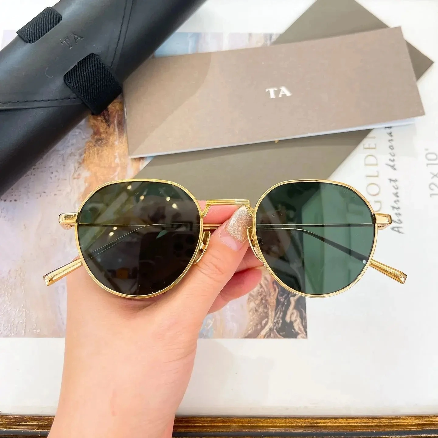 Original Factory For DIYTA DT DTS162 With Brand Box Top Quality Green Lenses Trendy Gold Alloy Frame Retro Men Women Sunglasses
Original Factory For DIYTA DT DTS162 With Brand Box Top Quality Green Lenses Trendy Gold Alloy Frame Retro Men Women Sunglasses