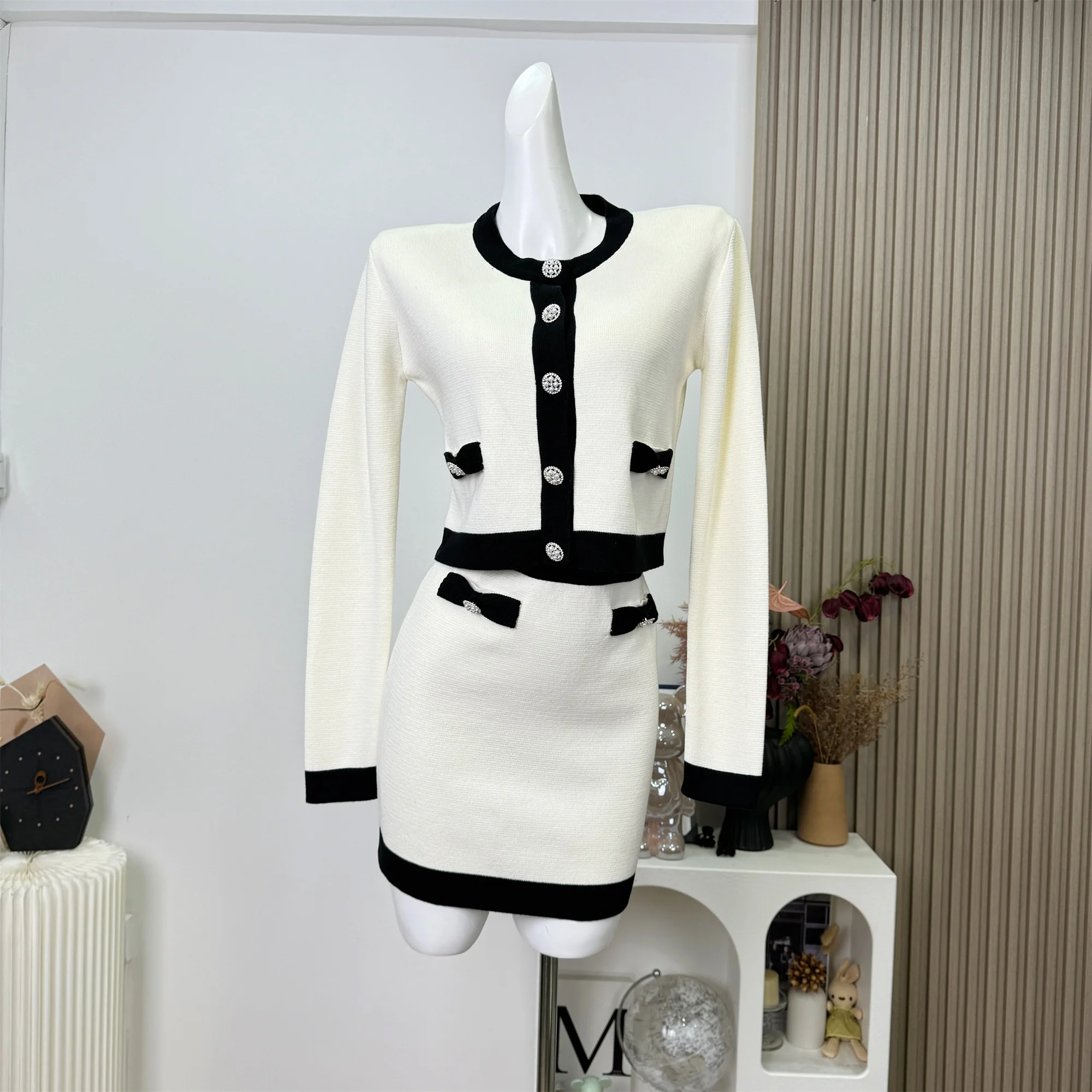 French New Fashion Knit Set Women O-Neck Single Breasted Sweater Cardigan or A-Line Mini Skirt Patchwork Knitted Suit Lady
French New Fashion Knit Set Women O-Neck Single Breasted Sweater Cardigan or A-Line Mini Skirt Patchwork Knitted Suit Lady