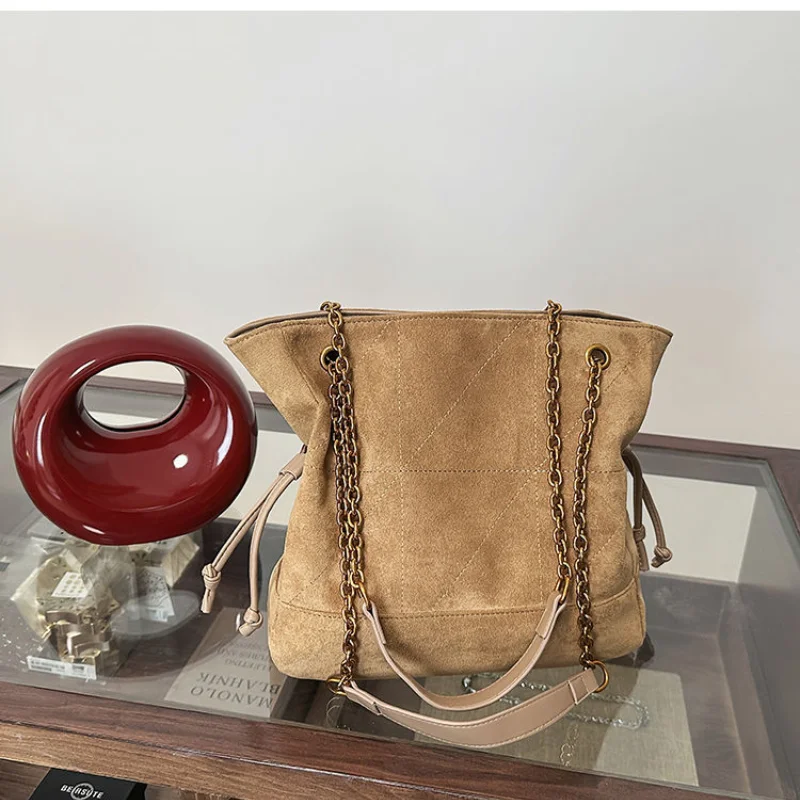 Европейская и американская большая сумка в стиле ретро, легкая роскошная брендовая сумка, модная сумка на плечо с цепочкой и шнурком, большая вместительная матовая сумка
Европейская и американская большая сумка в стиле ретро, легкая роскошная брендовая сумка, модная сумка на плечо с цепочкой и шнурком, большая вместительная матовая сумка