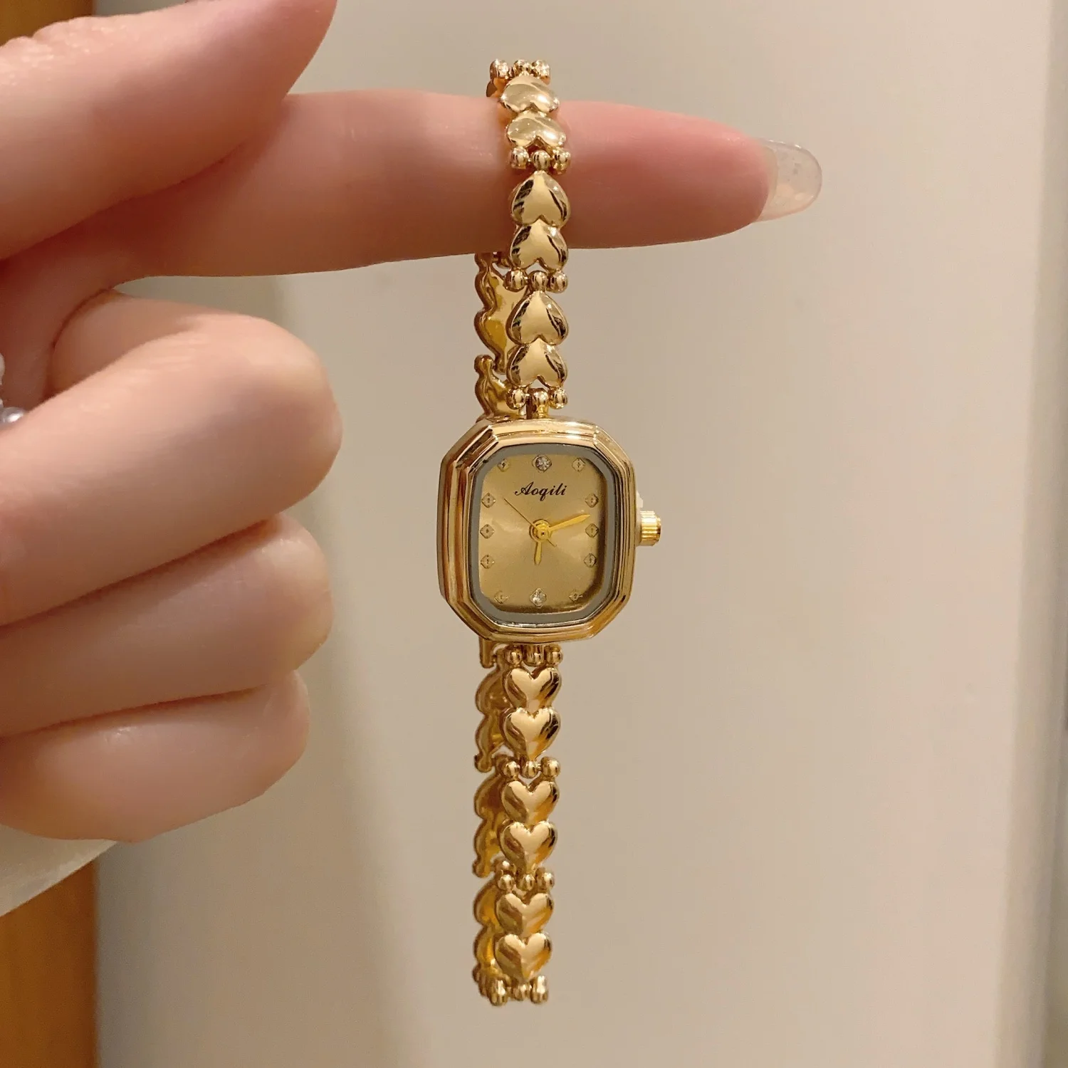 Small Gold Square Dial Women's Quartz Watch With Thin Bracelet Simple Niche Ladies Clock Wristwatches Commuter Versatile Watches
Small Gold Square Dial Women's Quartz Watch With Thin Bracelet Simple Niche Ladies Clock Wristwatches Commuter Versatile Watches