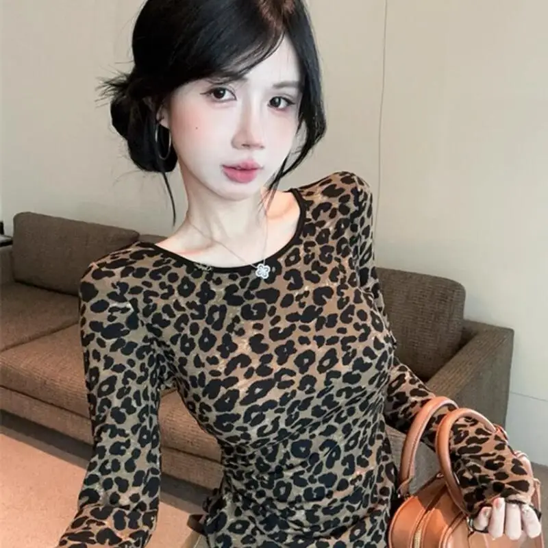 Модные топы в стиле кавайи для девушек, повседневные женские футболки с длинным рукавом в стиле ретро с открытой спиной и леопардовым принтом, весна-осень
Модные топы в стиле кавайи для девушек, повседневные женские футболки с длинным рукавом в стиле ретро с открытой спиной и леопардовым принтом, весна-осень