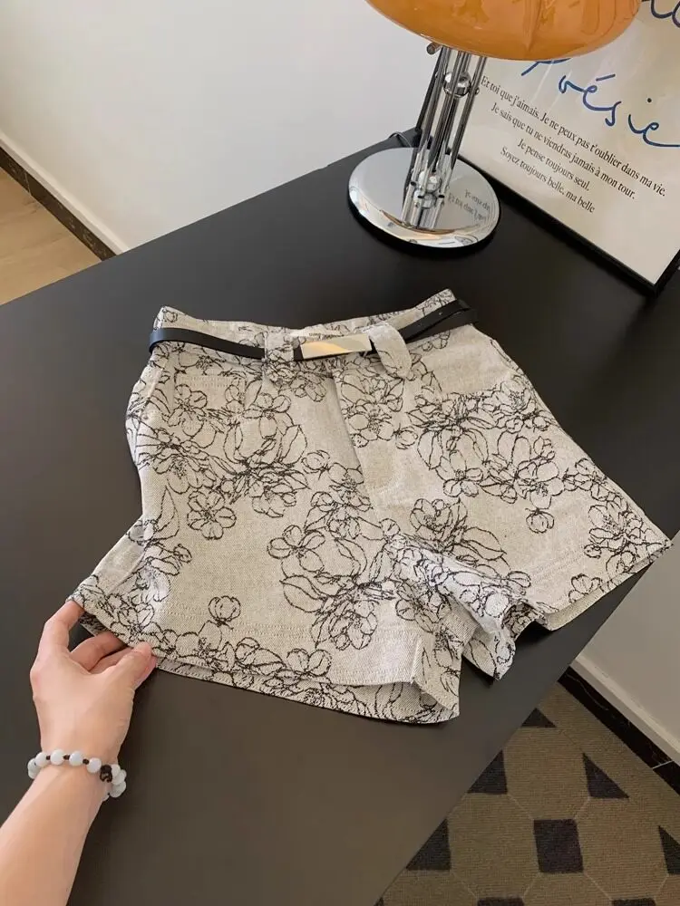 Casual High Waist Wide Leg Jeans Shorts Women's Loose Slimming Versatile A-Line Hot Pants Embroidered Denim Summer Casual
Casual High Waist Wide Leg Jeans Shorts Women's Loose Slimming Versatile A-Line Hot Pants Embroidered Denim Summer Casual