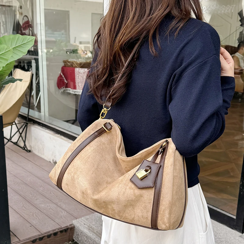 Высококачественные женские сумки из нубука из искусственной кожи, сумки на плечо, повседневная женская сумка-тоут, модная женская сумка через плечо на молнии
Высококачественные женские сумки из нубука из искусственной кожи, сумки на плечо, повседневная женская сумка-тоут, модная женская сумка через плечо на молнии