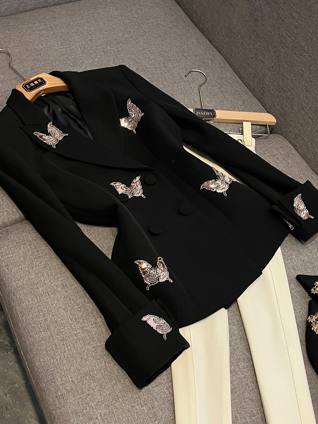 Черный костюм в стиле вестерн с бисером, повседневный модный зимний костюм, Новое поступление, двухрядный откидной воротник на пуговицах, интернет-модель DZ65
Черный костюм в стиле вестерн с бисером, повседневный модный зимний костюм, Новое поступление, двухрядный откидной воротник на пуговицах, интернет-модель DZ65