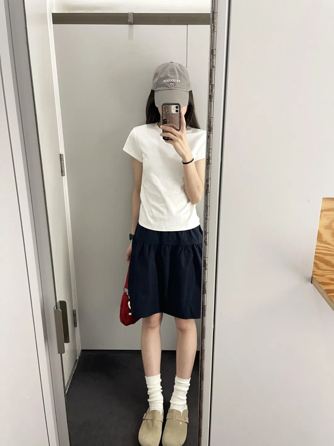 Fashionable Artistic Short A-Line Skirt in for Women Summer Season Casual Wear Half Body Skirts Korean Style Loose Fit
Fashionable Artistic Short A-Line Skirt in for Women Summer Season Casual Wear Half Body Skirts Korean Style Loose Fit