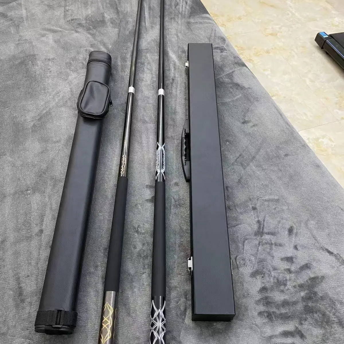 Кий изготовлен из карбонового волокна и кленового дерева, что не только улучшает ощущение при ударе, но и обеспечивает устойчивость к деформации.
Кий изготовлен из карбонового волокна и кленового дерева, что не только улучшает ощущение при ударе, но и обеспечивает устойчивость к деформации.