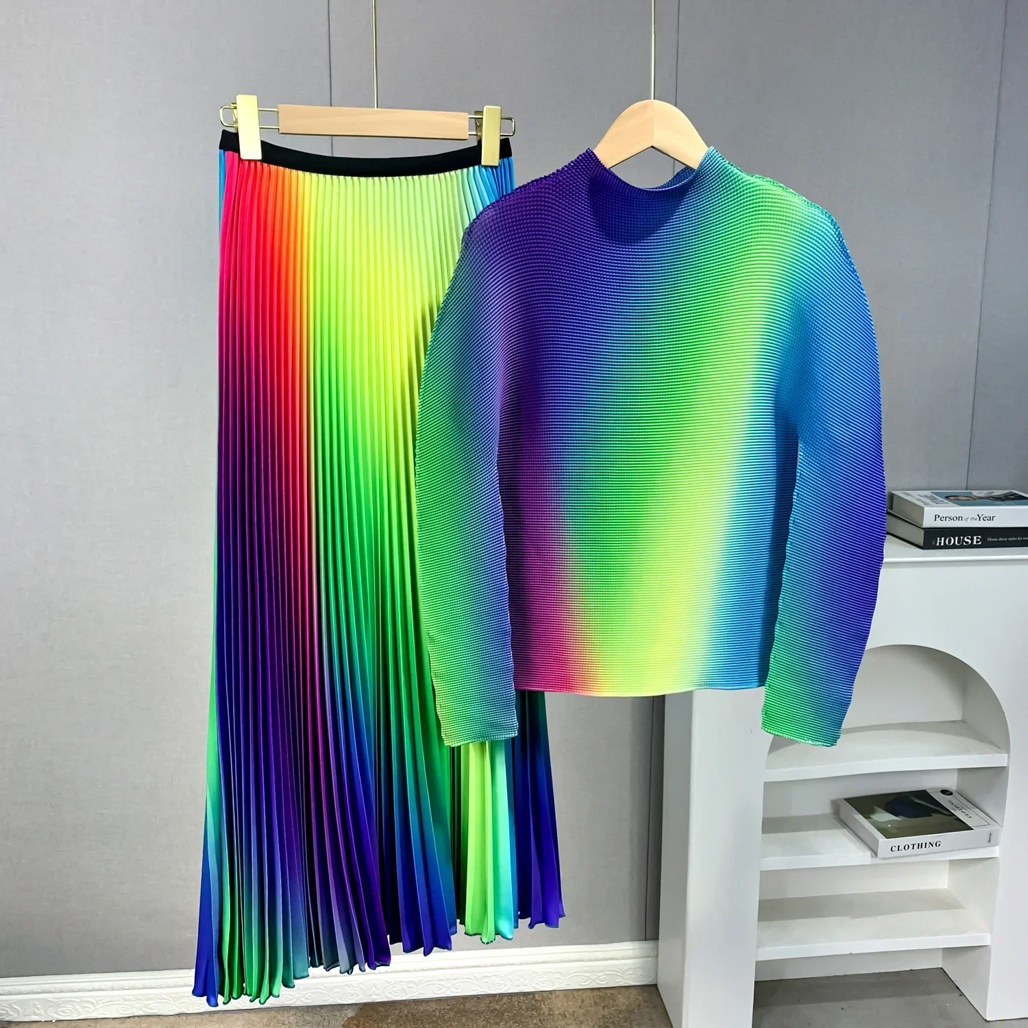 Miyake Pleated Suit 2025 New Elegant Autumn Women's Long Sleeve Flower Print Stand Collar Tops + High Waist Midi Skirt Suits
Miyake Pleated Suit 2025 New Elegant Autumn Women's Long Sleeve Flower Print Stand Collar Tops + High Waist Midi Skirt Suits