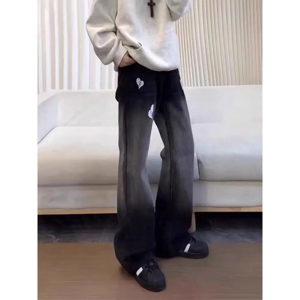 Мужские джинсы свободного кроя с вышивкой в виде сердца в стиле ретро, с высокой талией, повседневные, для зимнего сезона, средней посадки, расклешенные, длинные брюки
Мужские джинсы свободного кроя с вышивкой в виде сердца в стиле ретро, с высокой талией, повседневные, для зимнего сезона, средней посадки, расклешенные, длинные брюки