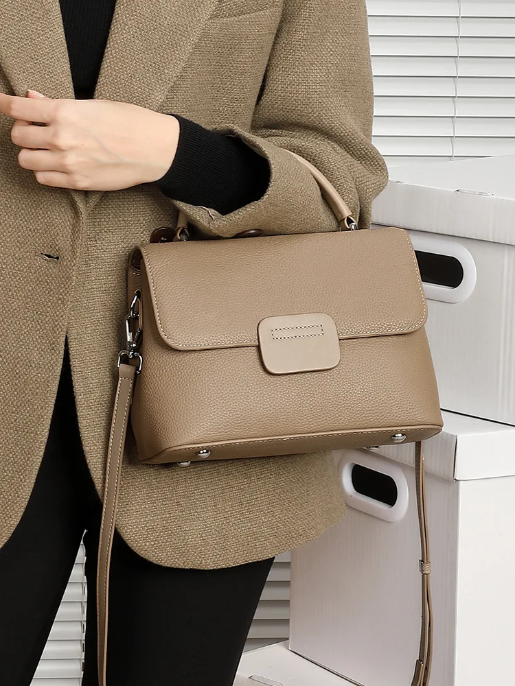 Настоящие кожаные сумки для женщин, через плечо, кроссбоди, простая модная классическая сумка из коровьей кожи, большая вместимость, роскошная городская сумка с верхней ручкой
Настоящие кожаные сумки для женщин, через плечо, кроссбоди, простая модная классическая сумка из коровьей кожи, большая вместимость, роскошная городская сумка с верхней ручкой