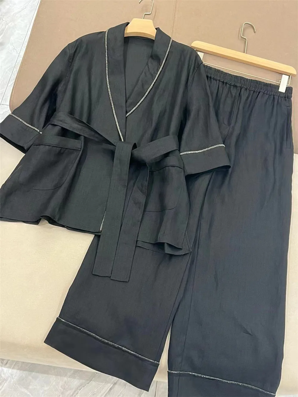 25 Summer New Product Pearl Chain Linen Cardigan Top+Casual Versatile Pants Set for Women
25 Summer New Product Pearl Chain Linen Cardigan Top+Casual Versatile Pants Set for Women