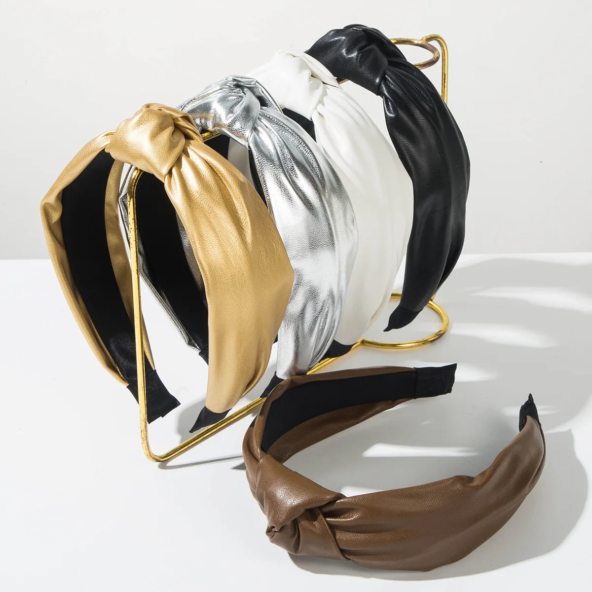Pop Metallic Faux Leather Knotted Headband Wide Padded Top Twist Hair Hoop Vintage Old Money Style Headwear For Office Daily Use
Pop Metallic Faux Leather Knotted Headband Wide Padded Top Twist Hair Hoop Vintage Old Money Style Headwear For Office Daily Use