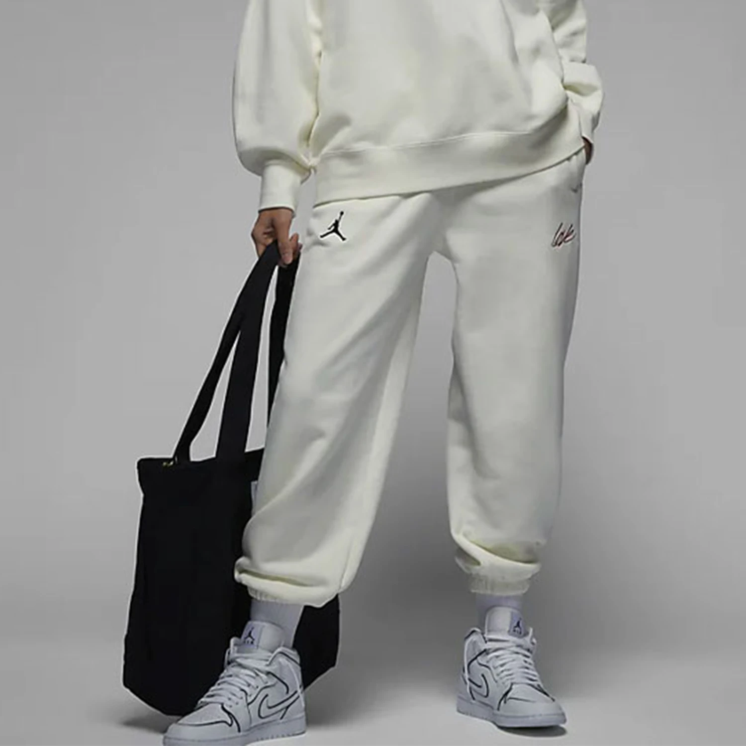 Оригинальные женские вязаные повседневные спортивные брюки Nike JORDAN FD4804-133
Оригинальные женские вязаные повседневные спортивные брюки Nike JORDAN FD4804-133