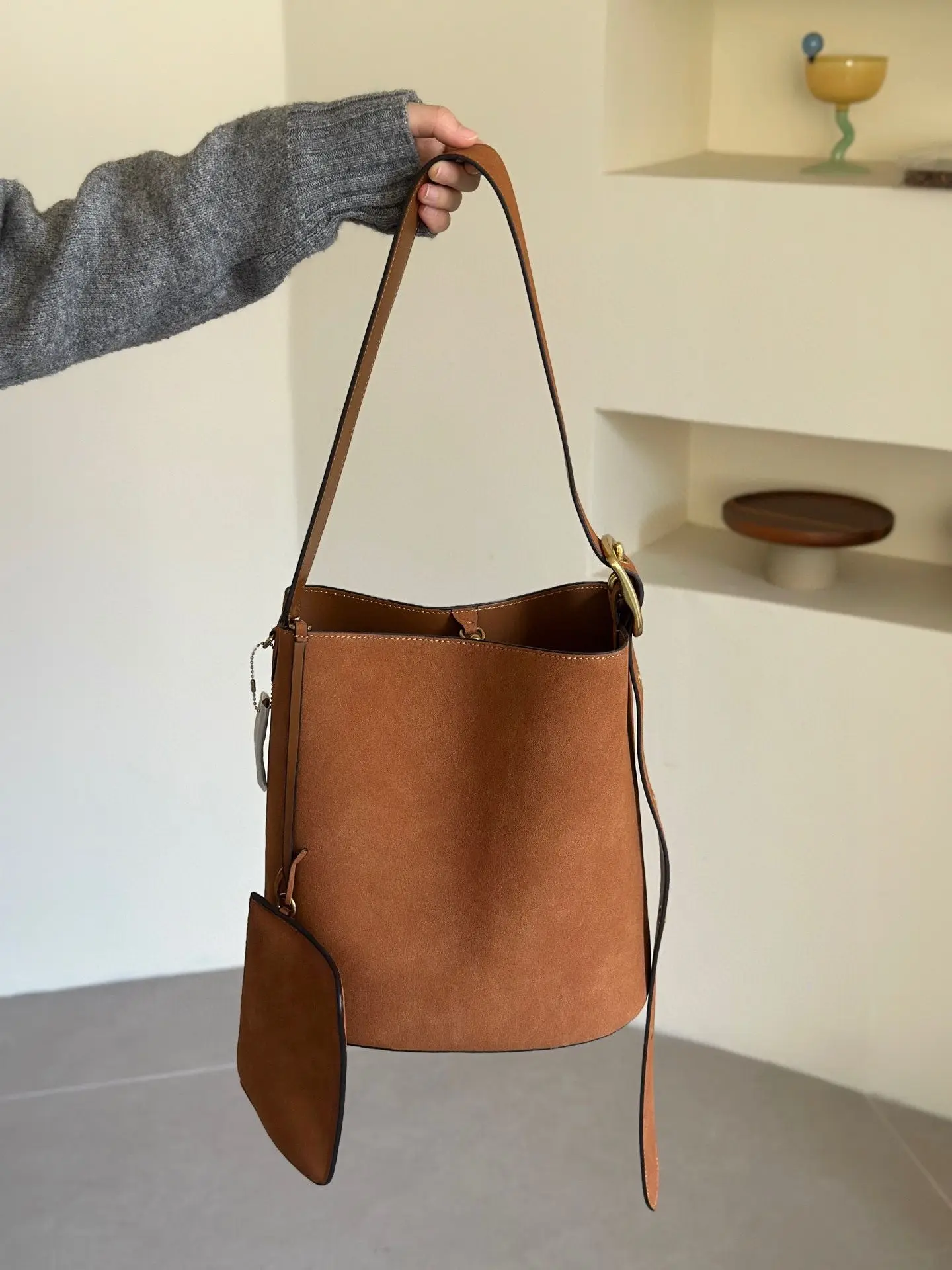 Korean Style Suede Retro Leopard Print Bucket Bag Versatile One-shoulder Crossbody Bag Tote Bag for Women
Korean Style Suede Retro Leopard Print Bucket Bag Versatile One-shoulder Crossbody Bag Tote Bag for Women