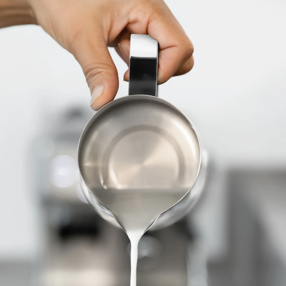 CF WISDOM 600ML Mirror face Stainless Steel Milk Frothing Pitcher Latte Art Pitchers Espresso Cup Milk Steaming Tools Accessorie
CF WISDOM 600ML Mirror face Stainless Steel Milk Frothing Pitcher Latte Art Pitchers Espresso Cup Milk Steaming Tools Accessorie