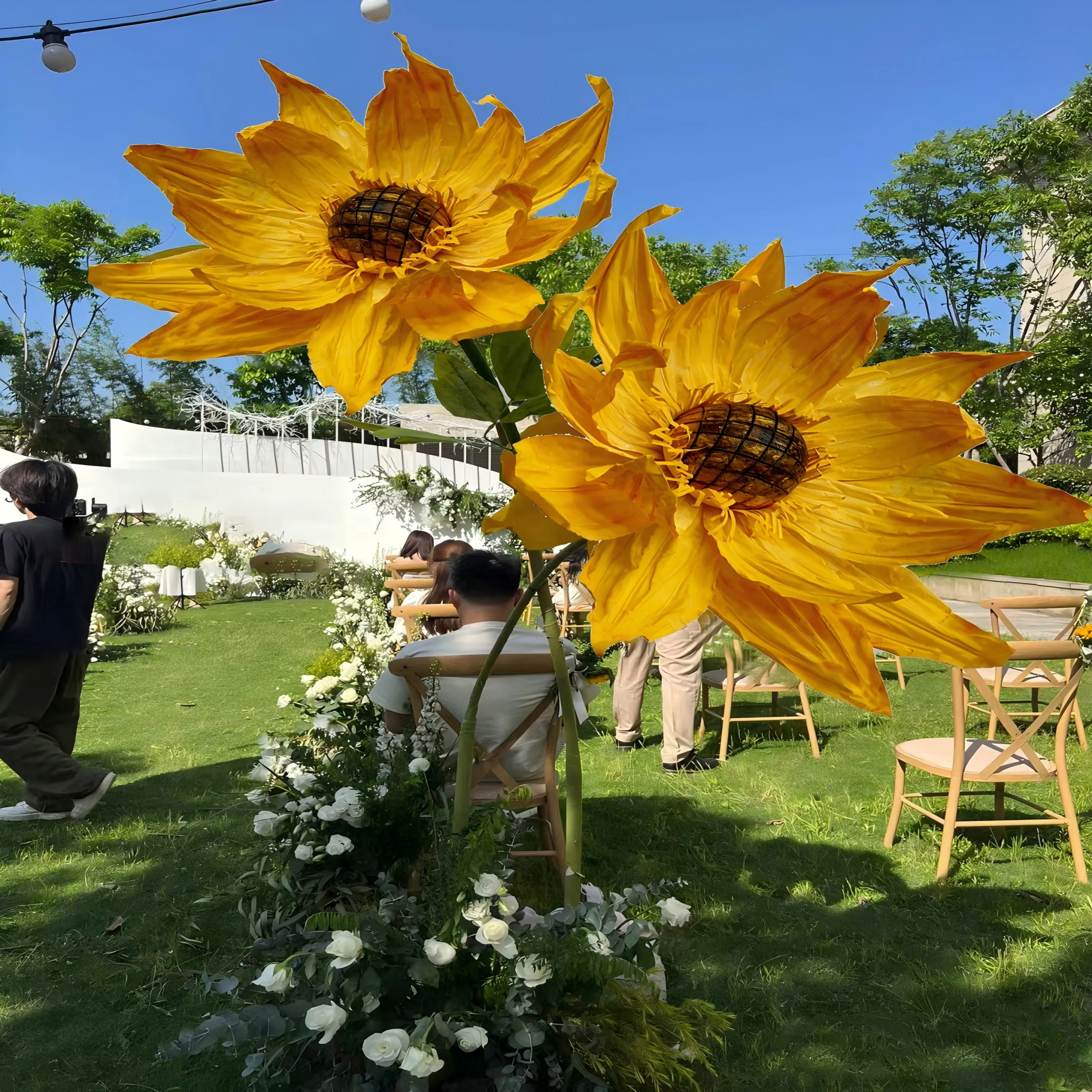 High Quality Outdoor Decor Waterproof Daisy Giant Realistic Flowers Artificial Plant Road Lead Backdrop Decoration With Stand
High Quality Outdoor Decor Waterproof Daisy Giant Realistic Flowers Artificial Plant Road Lead Backdrop Decoration With Stand