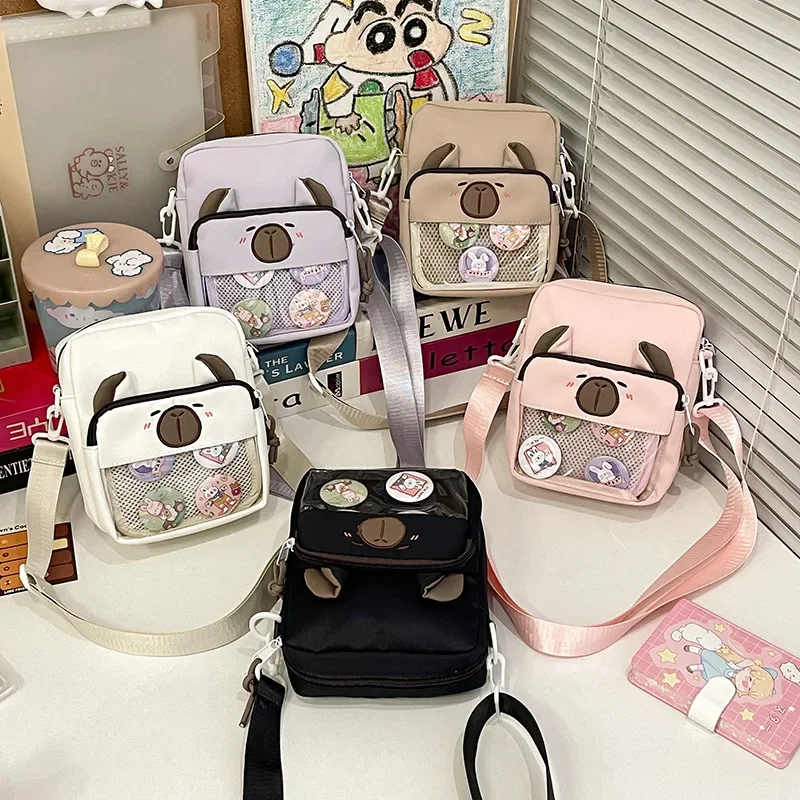 Ita Crossbody Bag with Bear Face and Transparent Mesh Pocket for Displaying Custom Anime Pins and Kawaii Collectibles
Ita Crossbody Bag with Bear Face and Transparent Mesh Pocket for Displaying Custom Anime Pins and Kawaii Collectibles