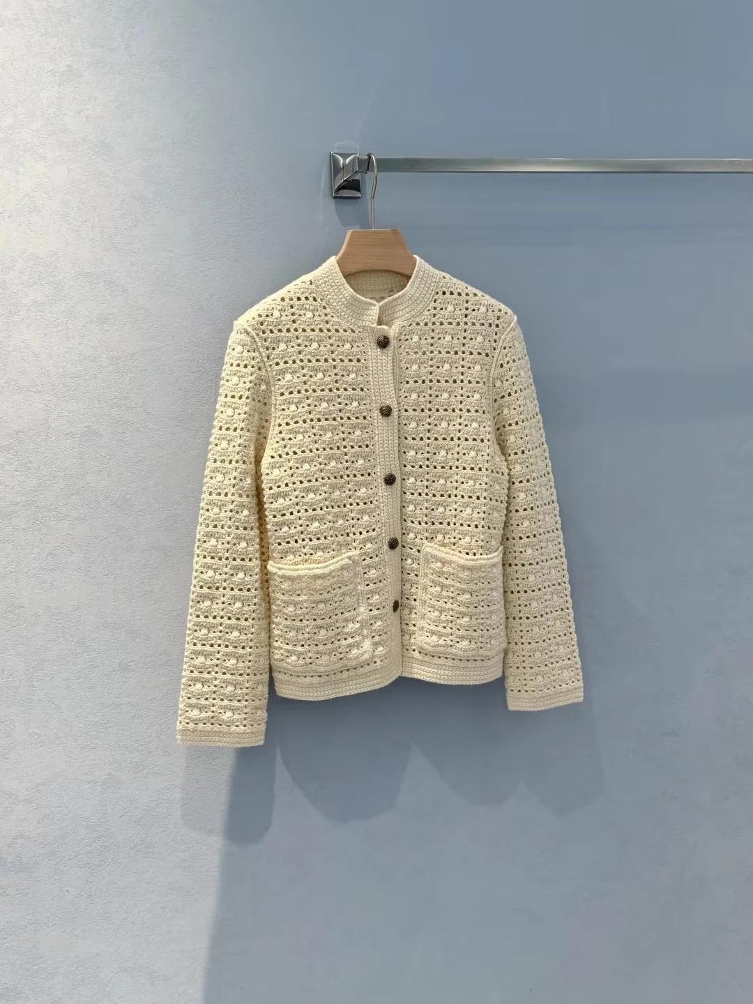 Designer Brand Spring Autumn White Cashmere Blend Stand Collar Single Breasted Pockets Knitted Sweater Vintage Female Clothes
Designer Brand Spring Autumn White Cashmere Blend Stand Collar Single Breasted Pockets Knitted Sweater Vintage Female Clothes