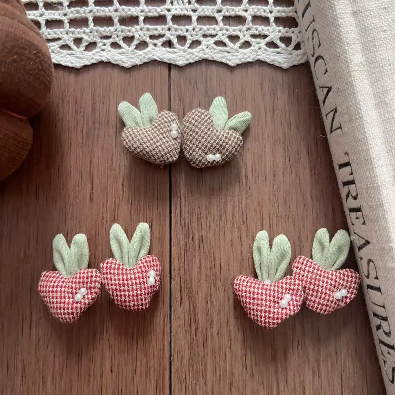 Handmade Plaid Little Carrot Brooch Hair Accessory DIY Craft for Kids Shoes Socks Bag Hat Clothing Decoration High Quality
Handmade Plaid Little Carrot Brooch Hair Accessory DIY Craft for Kids Shoes Socks Bag Hat Clothing Decoration High Quality