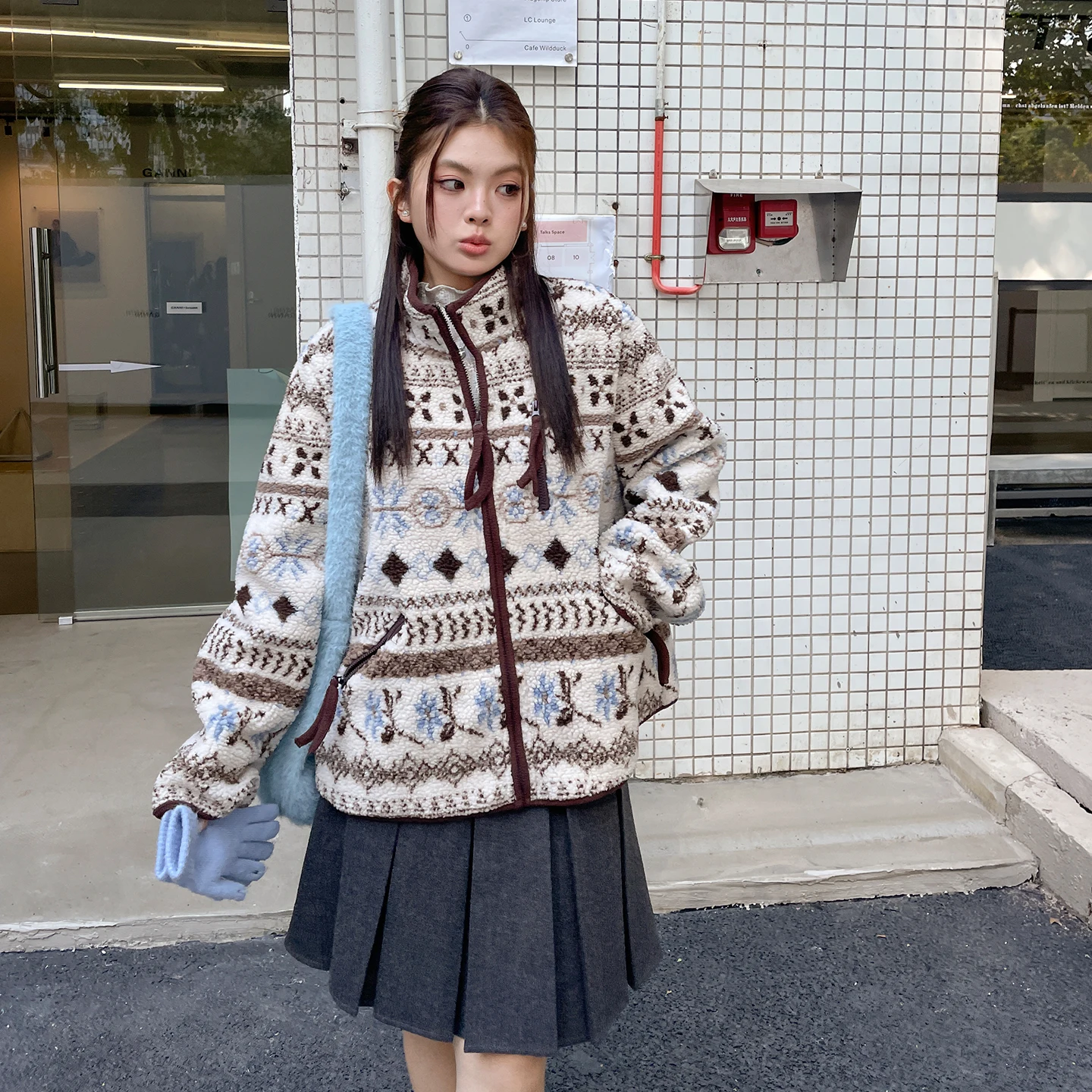 Зимнее модное теплое женское пальто больших размеров из хлопка, простое, в европейском стиле, для повседневной носки, свободного кроя, с цепочкой.
Зимнее модное теплое женское пальто больших размеров из хлопка, простое, в европейском стиле, для повседневной носки, свободного кроя, с цепочкой.