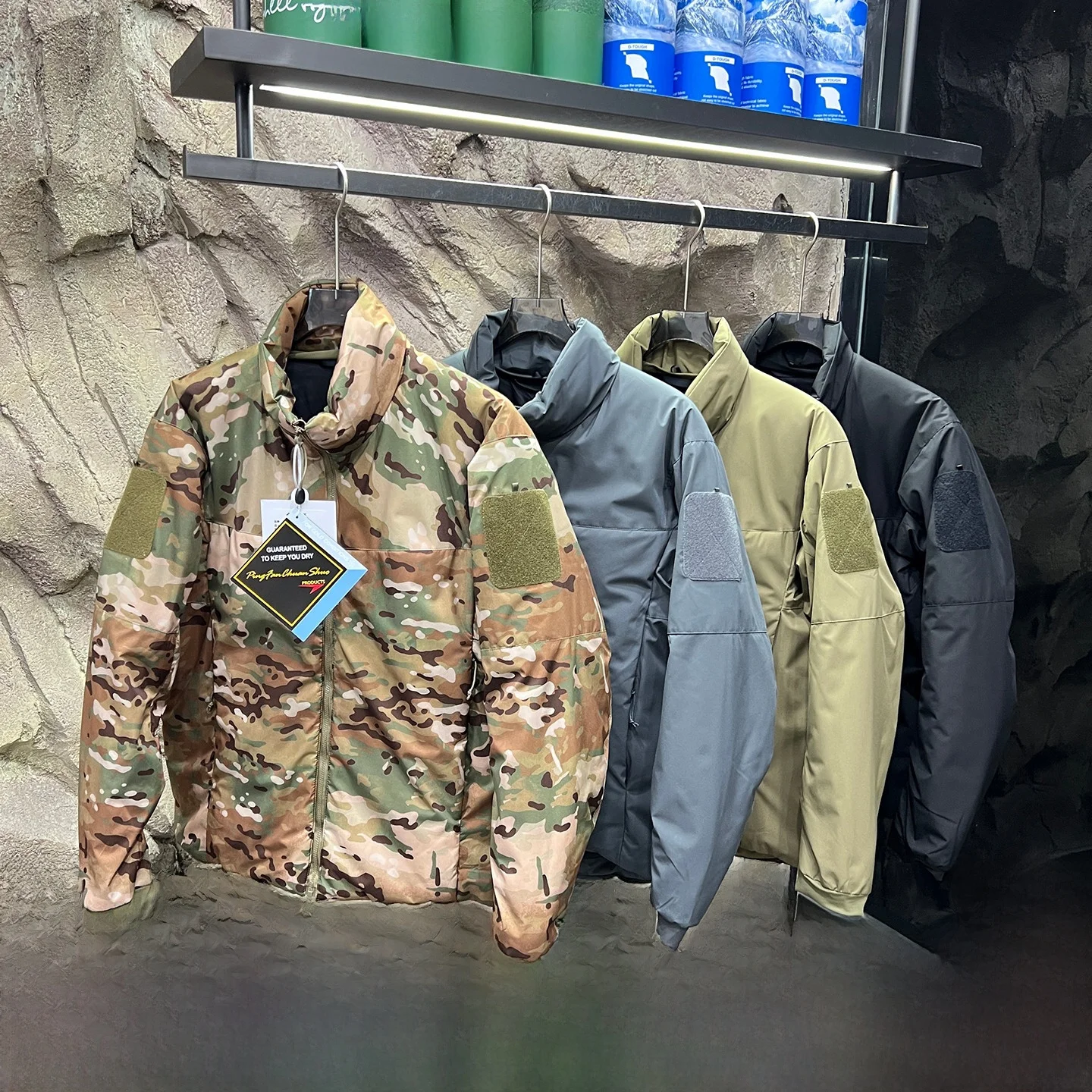 Тактическое уличное мужское хлопковое куртовое зимнее теплое водонепроницаемое ветрозащитное морозостойкое пальто с подставкой из полиэфирного волокна
Тактическое уличное мужское хлопковое куртовое зимнее теплое водонепроницаемое ветрозащитное морозостойкое пальто с подставкой из полиэфирного волокна