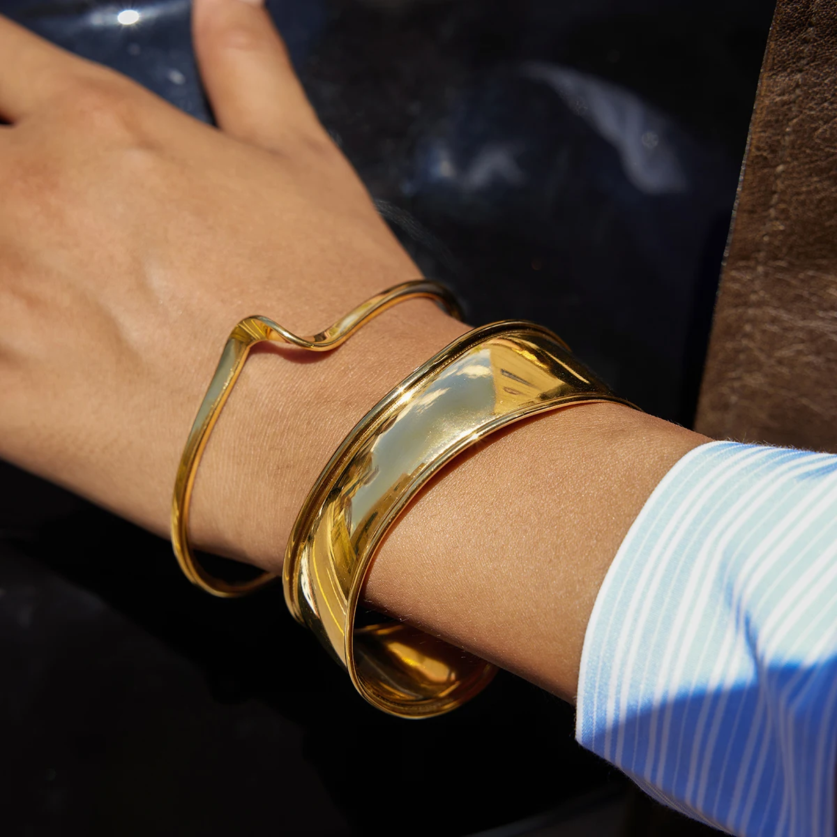 AIKOER Classic Minimalist 18K Gold Color Plated Irregular Smooth Open Bracelet Waterproof Stainless Steel Women's Jewelry Party
AIKOER Classic Minimalist 18K Gold Color Plated Irregular Smooth Open Bracelet Waterproof Stainless Steel Women's Jewelry Party