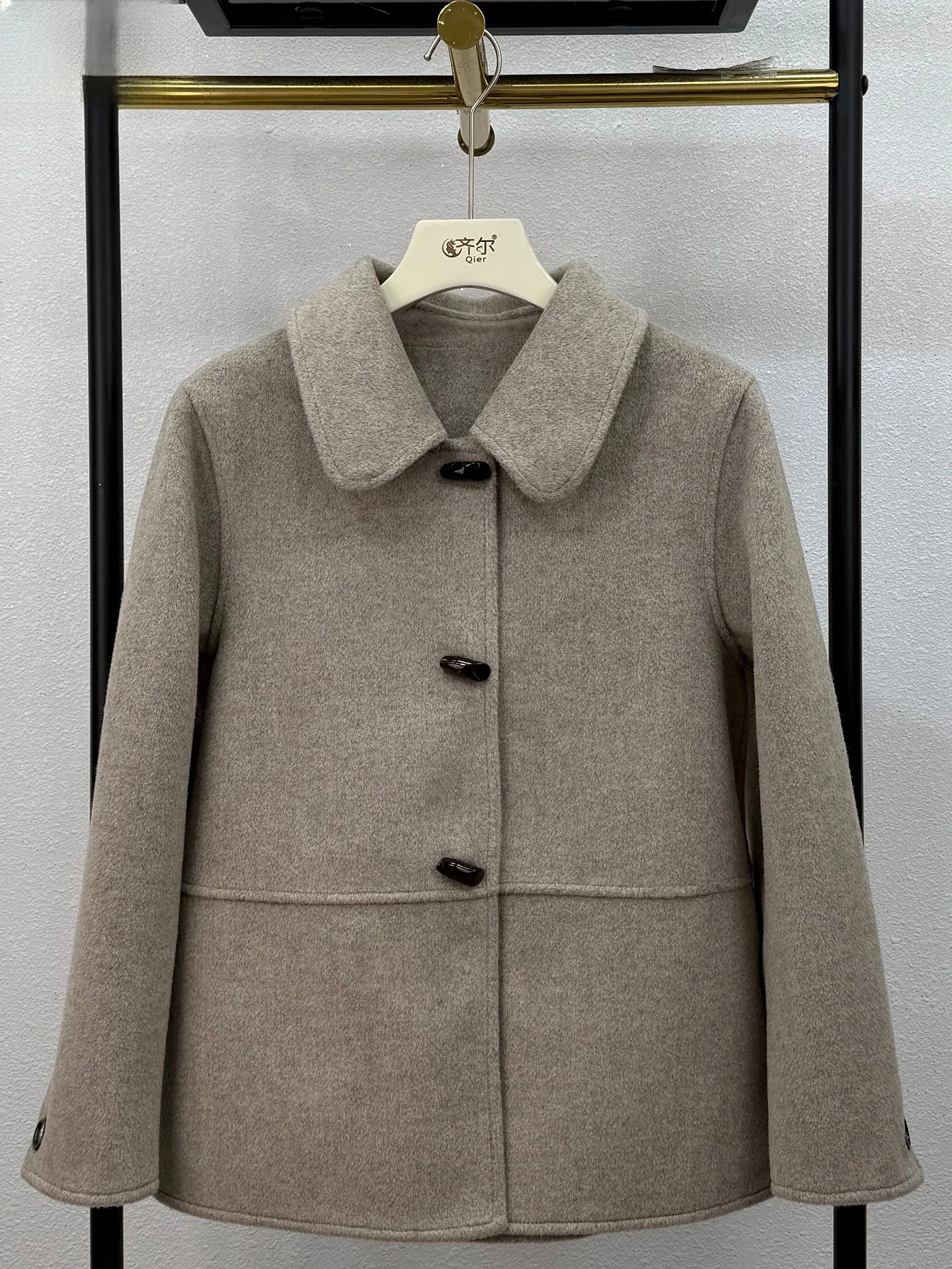 Двустороннее шерстяное пальто женское, корейский свободный крой, на пуговицах, без капюшона, для мам 40-49 лет, модное, маленький размер
Двустороннее шерстяное пальто женское, корейский свободный крой, на пуговицах, без капюшона, для мам 40-49 лет, модное, маленький размер