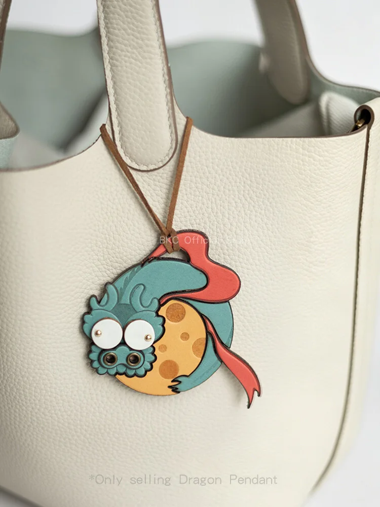 Handmade Carved Leather Dragon Bag Charm, Hand Dyed Genuine Cowhide Original Design Cute Dragon Pendant, Luxury Bag Accessory
Handmade Carved Leather Dragon Bag Charm, Hand Dyed Genuine Cowhide Original Design Cute Dragon Pendant, Luxury Bag Accessory