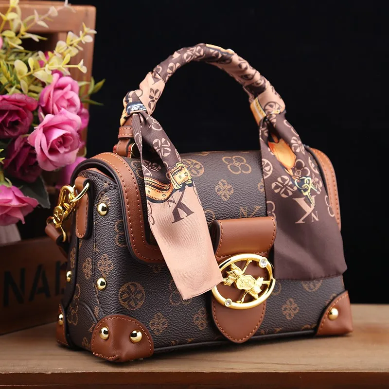 Легкая роскошная брендовая женская сумка, маленькая квадратная сумка, новинка 2024, осенне-зимняя мода, ретро-дизайнер, через плечо на одно плечо 
Легкая роскошная брендовая женская сумка, маленькая квадратная сумка, новинка 2024, осенне-зимняя мода, ретро-дизайнер, через плечо на одно плечо