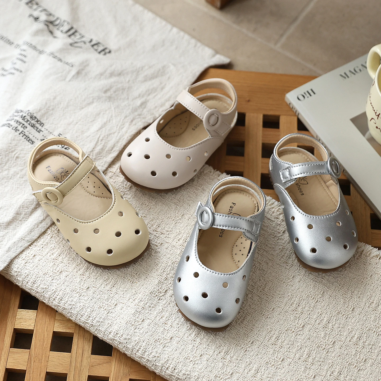 Children's Sandals Fashion Korean Summer New Style Boys and Girls Hollow Out Round Hole Design Cute Style Casual Sandals
Children's Sandals Fashion Korean Summer New Style Boys and Girls Hollow Out Round Hole Design Cute Style Casual Sandals