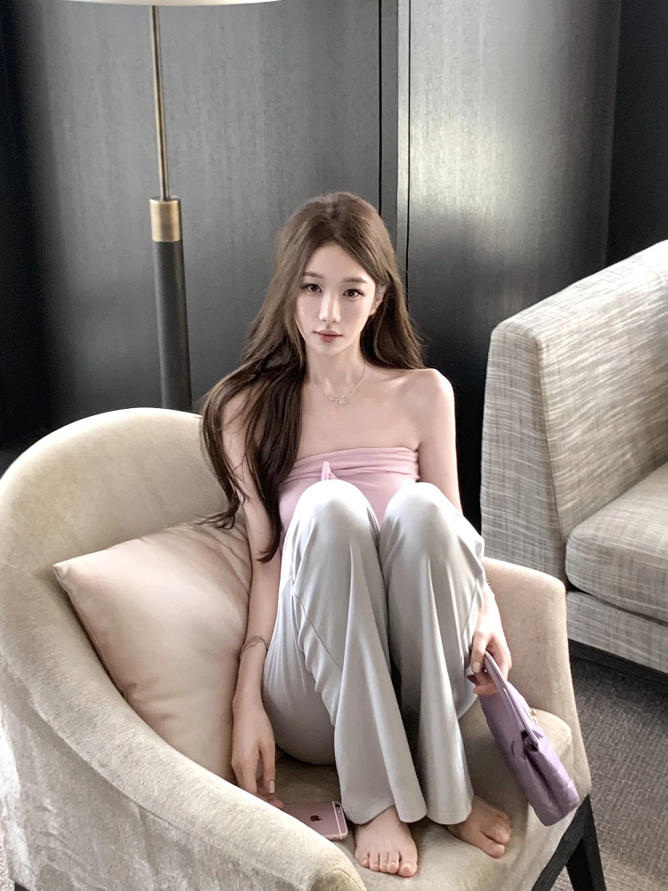 Комплект из двух предметов: топ-бандо из шелковой ткани и кардиган с длинными рукавами, а также длинные брюки. Летний модный комплект.
Комплект из двух предметов: топ-бандо из шелковой ткани и кардиган с длинными рукавами, а также длинные брюки. Летний модный комплект.